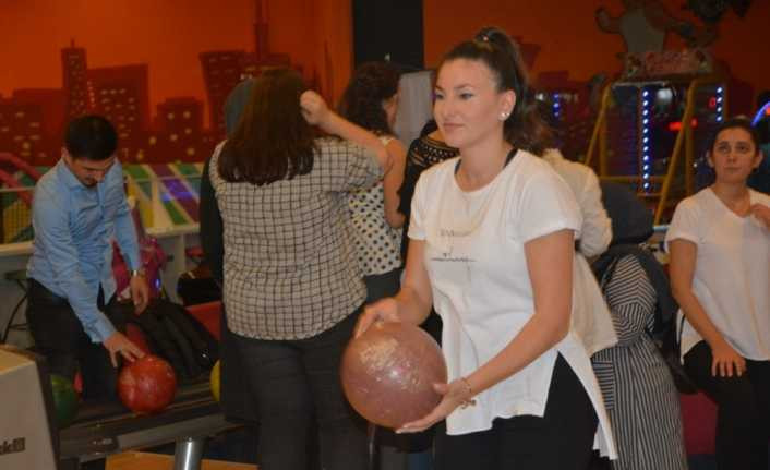 İzmit Belediyesi çalışanları, bowling turnuvasıyla stres attı