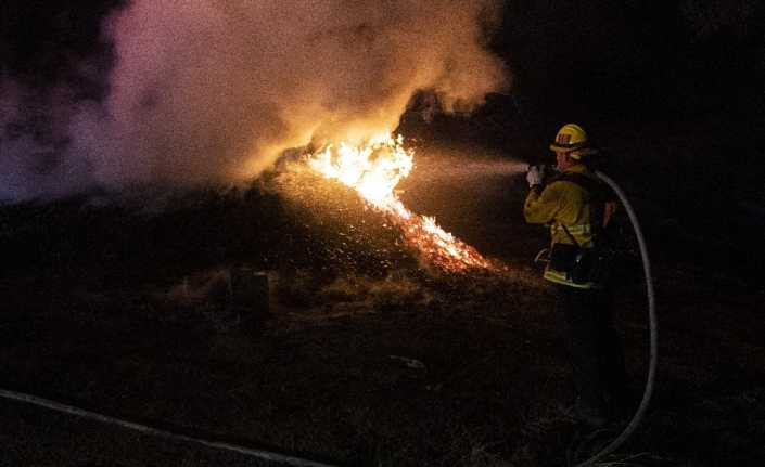Kaliforniya’da orman yangını nedeniyle on binlerce kişi tahliye edildi