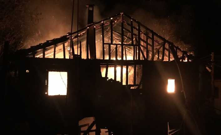 Kastamonu’da iki katlı ahşap ev yangında küle döndü