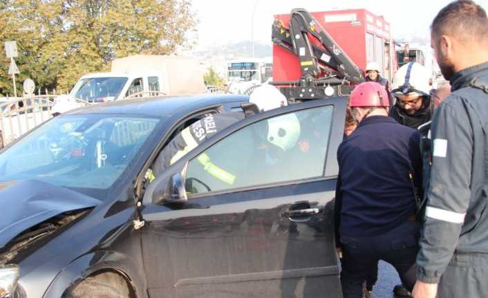 Kaza yapan aracın kopardığı bariyer kazaya neden oldu