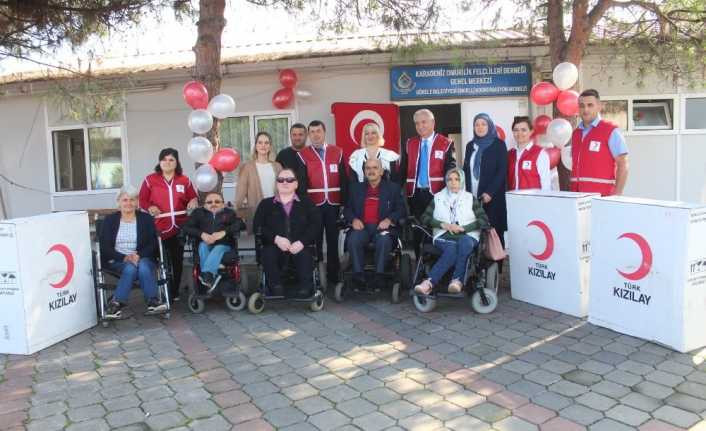 Kızılay’dan Omurilik Felçlileri Derneğine tekerlekli sandalye desteği