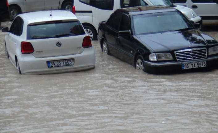 Mardin’de sağanak yağış yolları göle çevirdi
