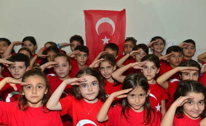 Minik öğrencilerden "Ölürüm Türkiyem" türküsü