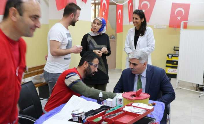 Öğretmen ve velilerden Mehmetçiğe kan bağışı desteği