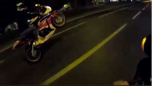 (Özel) İstanbul’da motosikletli magandanın “tek teker” ve “makas” terörü kamerada