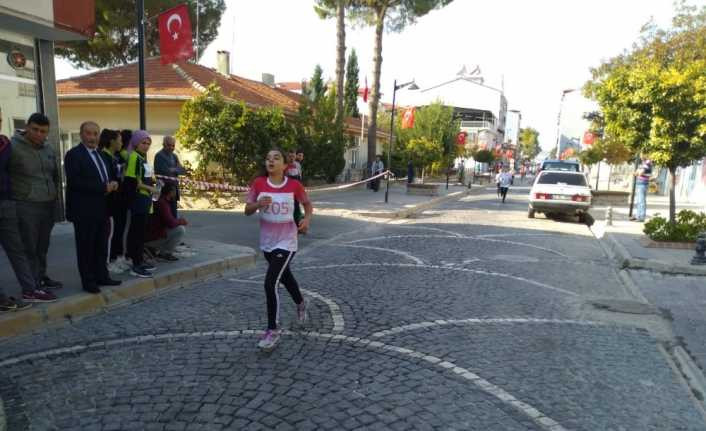 Selendili öğrenciler ’Cumhuriyet’ için koştular