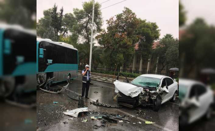 Ters yöne giren otomobil halk otobüsüyle çarpıştı