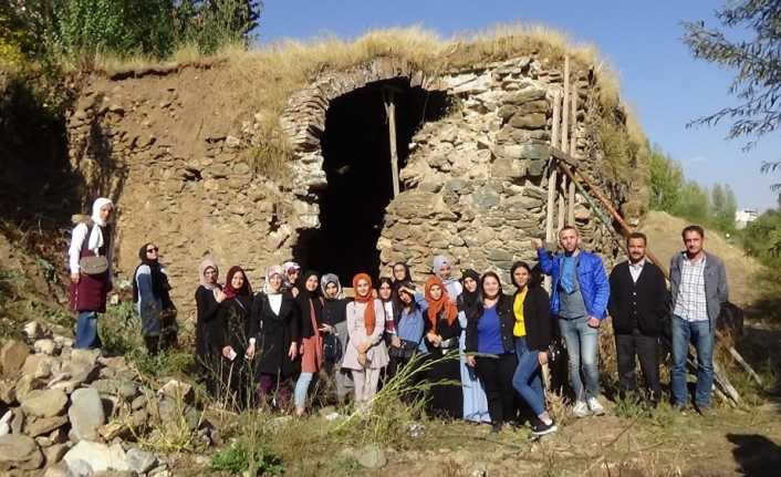 Üniversite öğrenciler tarihi ve kültürel mekanları gezdi