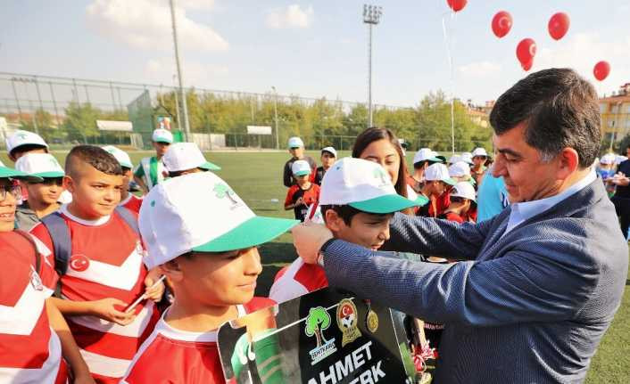 Yeşil sahada gençlerden emektarlara büyük vefa