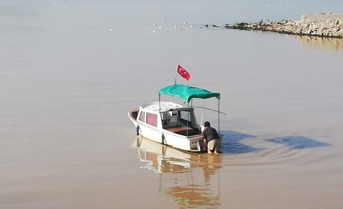Zonguldak’da 10 balıkçı teknesi çayda mahsur kaldı