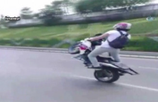 İstanbul'da trafikte bir motosikletli maganda daha tehlike saçtı!